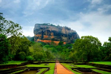 சீகிரியா சுவரில் பெயர் எழுதிய யுவதி; அதிகாரிகளால் கைது