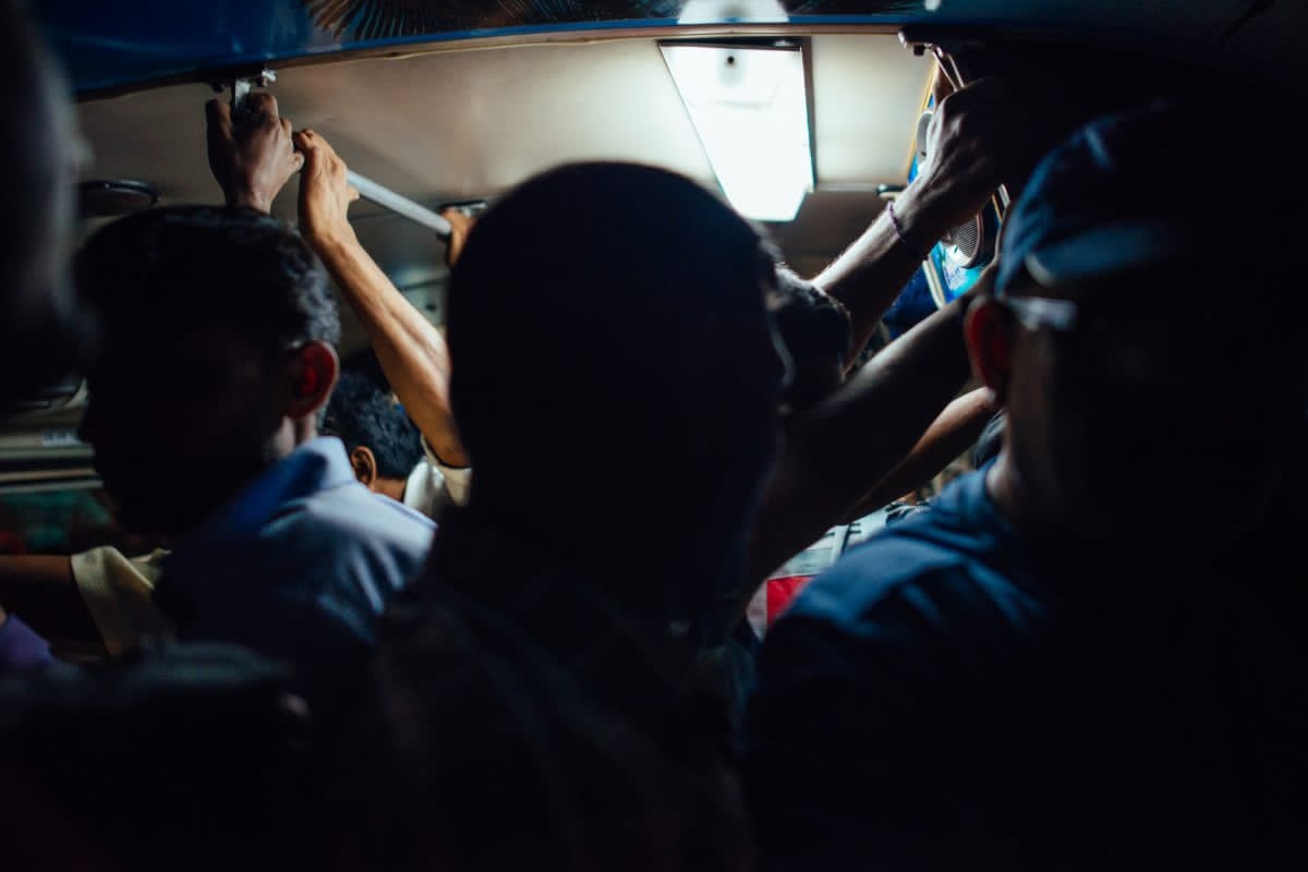 பேருந்துக்குள் உயிருக்கு போராடிய பயணிகள் - பொலிஸாரிடம் அவசர உதவி கோரிய மக்கள் | Bus Driver Arrested For Dangerous Driving