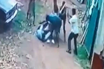 மாநகர சபை மேயரை நடுவீதியில் தாக்கிய இருவர் - வெளியான காணொளி காட்சி!