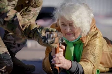 உக்ரைனில்  ஆயுதப்பயிற்சியில்   79 வயது மூதாட்டி;  குவியும் பாராட்டுகள்
