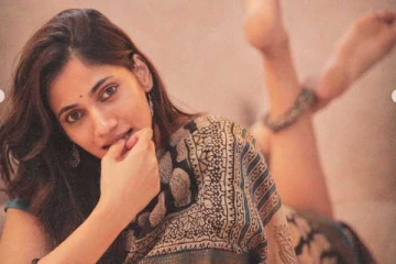 படுக்கையில் விதவிதமாக போஸ்!! நடிகை லாஸ்லியாவின் க்யூட் புகைப்படங்கள்..