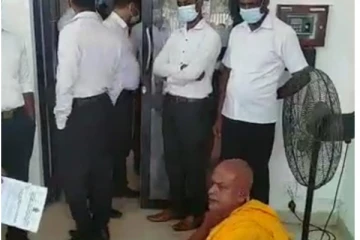 பட்டிப்பளை பிரதேச செயலாளரின் அறையினை முற்றுகையிட்டு அம்பிட்டிய சுமனரத்ன தேரர்  போராட்டம் (PHOTOS)