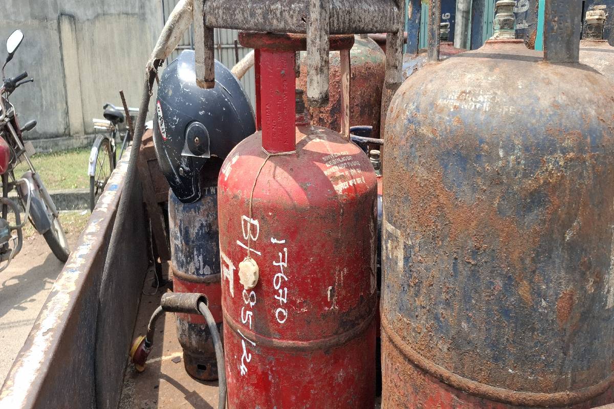 யாழில் இந்தியப் அரசுப் பொருட்கள் பகிரங்க ஏலம் ; போட்டி போட்டுக்கொண்டு வாங்கிய மக்கள் | Indian Government Goods Auction In Jaffna