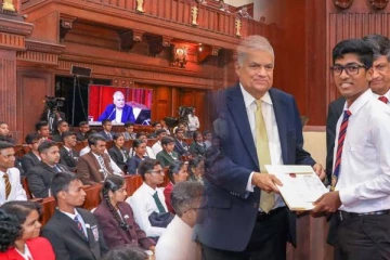 பரீட்சைகளில் சிறந்த பெறுபேறுகளைப்பெற்ற மாணவர்களுக்கு ரணில் விக்ரமசிங்கவினால் பாராட்டுச் சான்றிதழ் (படங்கள்)