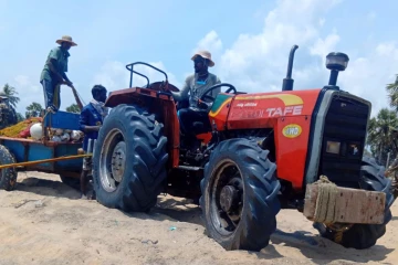 முல்லைத்தீவில் உழவியந்திரம் பயன்படுத்திய கடற்றொழிலாளர்கள் இருவர் கைது!