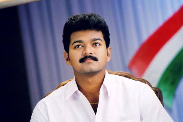 ரஜினிக்கு மாலை அணிவித்து தனது படத்தின் வெற்றியை கொண்டாடிய நடிகர் விஜய்! அன்சீன் புகைப்படம் | Vijay Did This To Rajini On Vishnu Days