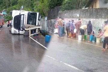 விபத்துக்குள்ளான கொள்கலனிலிருந்து எரிபொருள் சேகரித்த மக்கள் (Video)