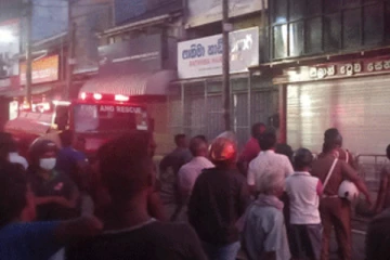 සිව්මහල් ගොඩනැගිල්ලක හදිසියේම ගින්නක් - වහාම ගිනි නිවීමේ රථ යොදවයි..