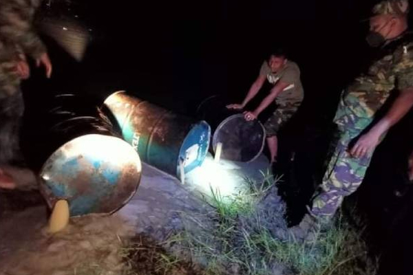 கிளிநொச்சியில் பாரிய கசிப்பு உற்பத்தி நிலையத்தை முற்றுகையிட்ட அதிரடிப்படையினர்! | Massive Chewing Gum Plant In Kilinochchi