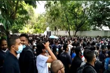 பிரதமர் மஹிந்தவின்  இல்லம் முற்றுகை!