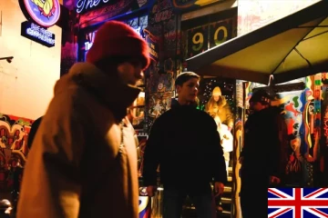 வெளிநாடொன்றில் பிரித்தானிய இளைஞர்களை அவமதிக்கும் செயல்... வெளியாகியுள்ள வீடியோ