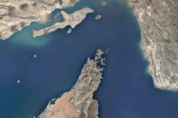 ඉරානයේ කොන්දේසි මැද නෞකාවක් හෝමුස් හරහා ගමන් කරයි