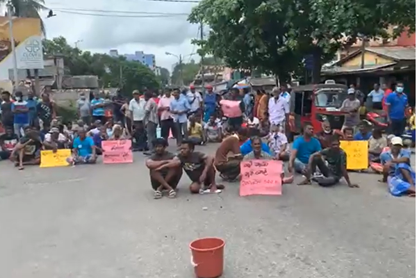 கொழும்பு - முகத்துவாரம், அளுத்மாவத்தை வீதியை மறித்து போராட்டத்தில் இறங்கிய மக்கள் - நேரலை - ஐபிசி தமிழ்