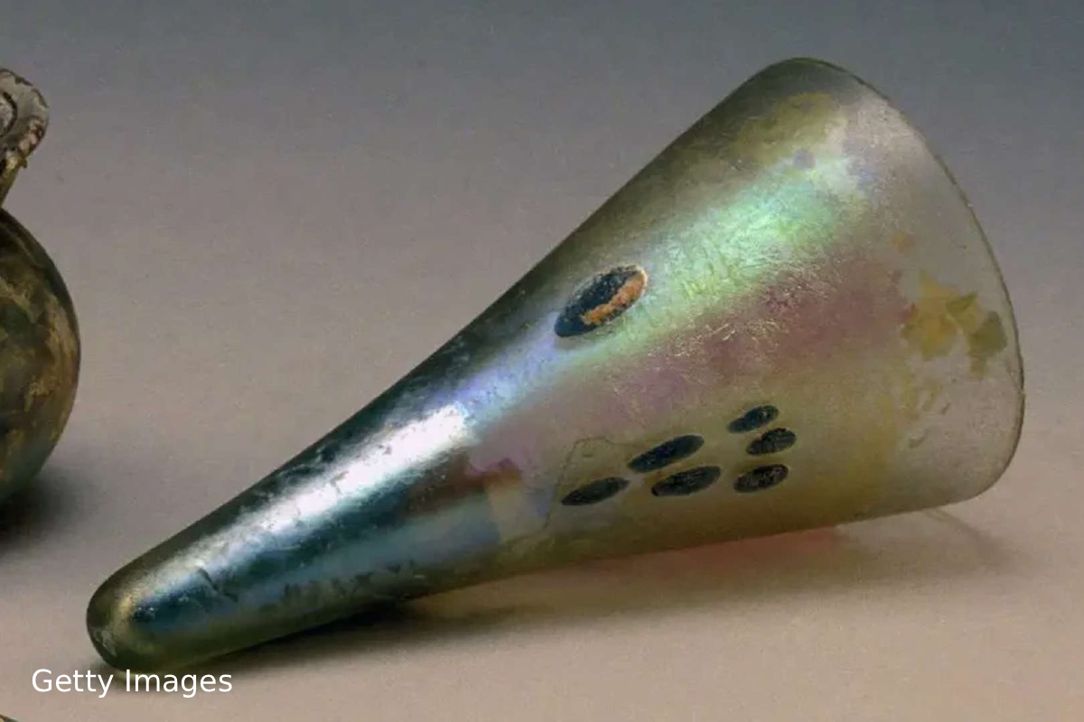 Roman artifacts Switzerland, Lake Neuchatel archaeology, Roman trade routes Alps, Vindonissa Roman military base, Roman swords and pottery discovery, Switzerland underwater excavation #RomanArtifacts #SwitzerlandDiscovery #LakeNeuchatel #Archaeology #RomanHistory #AncientTrade #UnderwaterFinds