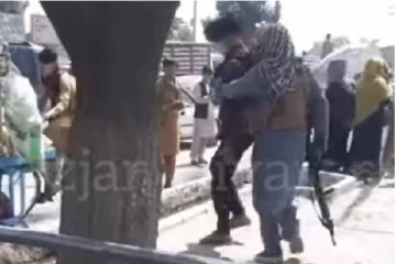 காபூலில் ஜீன்ஸ் அணிந்து சென்றவருக்கு நேர்ந்த கதி... பொதுவெளியில் வைத்து தலிபான்கள் அளித்த தண்டனை! கமெராவில் சிக்கிய காட்சி