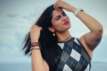 பிக்பாஸ் பிரபலமும், சீரியல் நடிகையுமான ஷிவானி நாராயணன் கூல் போட்டோஸ்