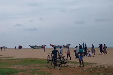 தீர்த்த விழாவில் நீராட சென்ற சிறுவனுக்கு நிகழ்ந்த சோகம்(Photos)