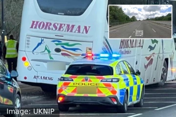 பிரித்தானியாவில் விபத்துக்குள்ளான பேருந்து: பள்ளி மாணவர்களுக்கு ஏற்பட்ட ஆபத்து