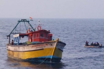 தமிழக மீனவர்களின் படகு மீது இலங்கை ரோந்து கப்பல் மோதல் - கச்சத் தீவு அருகே பதற்றம்