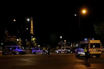 பிரான்ஸில் வீதியில் சென்ற வாகனங்கள் மீது துப்பாக்கிச்சூடு நடத்தியவரால் பரபரப்பு