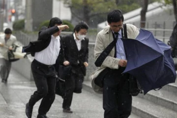 ஜப்பானில் வீசிய பலத்த காற்றினால் 92 கட்டிடங்கள் சேதம்! காற்றில் பறந்த மேற்கூரைகள்