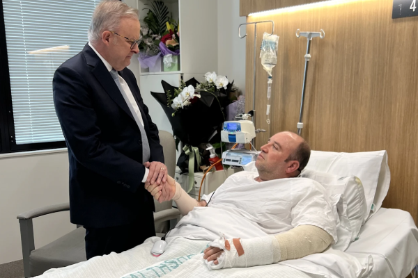 சிட்னி சம்பவம்; ரியல் ஹீரோவுக்கு குவியும் நன்கொடை | Bondi Beach Incident Donations Hero Snatched Gun சிட்னி சம்பவம்; ரியல் ஹீரோவுக்கு குவியும் நன்கொடை | Bondi Beach Incident Donations Hero Snatched Gun