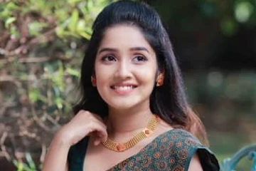 மார்டன் உடையில் கலக்கலான போட்டோஷூட் நடத்திய அஜித்தின் ரீல் மகள் அனிகா.. இதோ பாருங்க