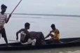 ටීස්ටා ගඟේ සැඩ පහරට හසු වූ දින 4ක අලි පැටවා ධීවරයන්ගේ ජීවිත පරදුවට තැබූ මෙහෙයුමකින් බේරාගනියි [VIDEO]