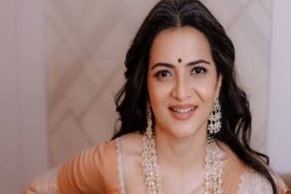40 வயதிலும் இளசுகளை கிறங்கடிக்கும் தொகுப்பாளினி டிடி ... குவியும் லைக்குகள்! | Ddneelakandan After A Long Time In Red Photo Viral