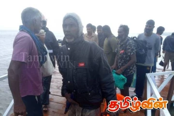 வயலுக்கு காவலுக்கு சென்று வெள்ளம் காரணமாக மீள திரும்ப முடியாதிருந்த விவசாயிகள் மீட்பு