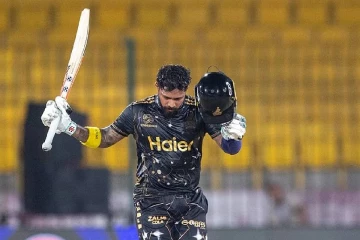 කරච්චි පිටියම දෙවනත් කරමින් කුසල් මෙන්ඩිස්ගෙන් අමතක නොවන ශතකයක්