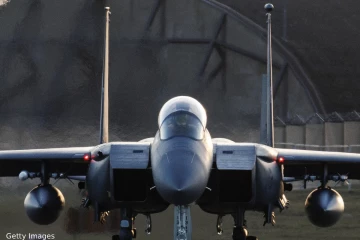 ஈரானில் வீழ்த்தப்பட்ட F-15 போர் விமானம்: ஒரு விமானியை உயிருடன் மீட்ட அமெரிக்கா