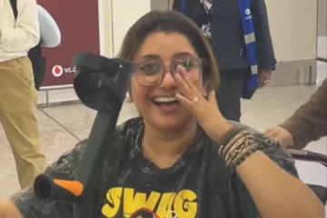 அப்படி ஒரு போட்டோ.. நடக்க முடியாத நிலையிலும் பிரியங்கா எப்படி இருக்கிறார் பாருங்க