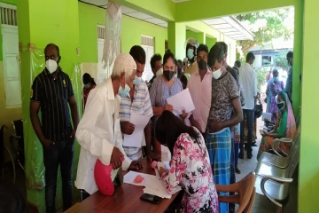 தடுப்பூசி பெற்றுக்கொள்ள நீண்ட வரிசையில் காத்திருக்கும் மக்கள்