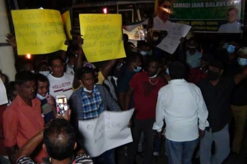 அரசாங்கத்திற்கு எதிராக தலவாக்கலையில் தீப்பந்த போராட்டம்(Video)