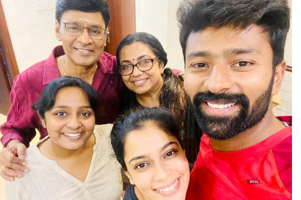 மகன் வாய்ப்பை தட்டிப்பறித்த நடிகர்.. பாக்யராஜ் கொடுத்த டார்ச்சரால் இயக்குனர் சசிகுமார் செய்த காரியம்.. | Bayilvan Open Bhagyaraj Change Story Sasikumar