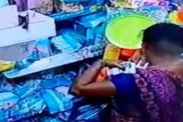 சிசிடிவி கேமரா வை மறந்து சூப்பர் மார்க்கெட்டில் திருடிய பெண்
