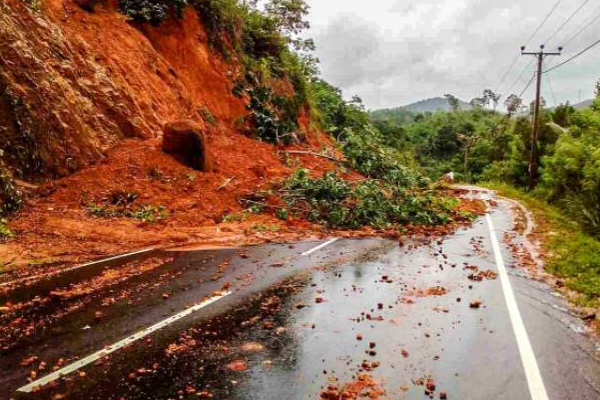இலங்கையில் பரிதாபமாக உயிரிழந்த நபர்! இருவர் வைத்தியசாலையில் | Ratnapura Landslide One Person Die Two Injured