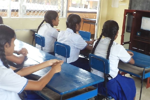வாசனை திரவிய போத்தலால் மாணவிகளுக்கு ஏற்பட்ட நிலை | 5 Student Hospital Because Of A Perfume Bottle