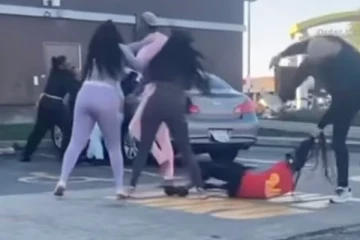 மெக்டொனால்டு உணவகத்தில் 15 வயது பெண் ஊழியரை தாக்கிய நபர்