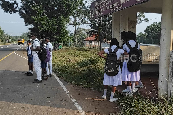 மாணவர்களை ஏற்ற மறுக்கும் பேருந்துகள் - பரீட்சைக்கு செல்லமுடியாது வீதியில் தவிப்பு | Panikkankulm Students Bus Issue