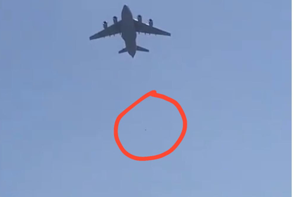 வானில் பறந்த விமானத்திலிருந்து கீழே விழுந்த ஆப்கான் மக்கள் - பதைபதைக்கும் காட்சிகள் | Us Air Force Afghanistan People Taliban