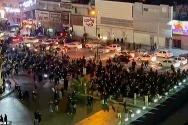 பொது சொத்துக்களுக்கு சேதம்... ஈரானில் அதிரடியாகக் களமிறங்கும் இராணுவம் | Iran Army Protect Public Property பொது சொத்துக்களுக்கு சேதம்... ஈரானில் அதிரடியாகக் களமிறங்கும் இராணுவம் | Iran Army Protect Public Property