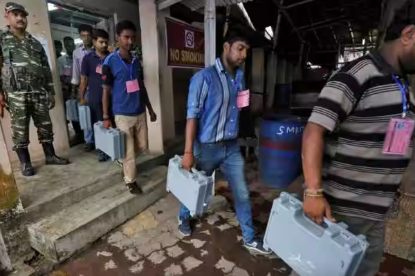 ஈரோடு கிழக்கு இடைத்தேர்தல்: தபால் வாக்குகளில் ஈ.வி.கே.எஸ்.இளங்கோவன் முன்னிலை | Erode By Election Vote Counting