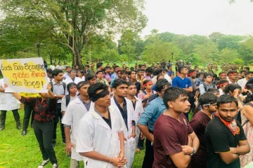 கொழும்பில் பதற்ற நிலை! போராட்டக்காரர்கள் மீது நீர்த்தாரை பிரயோகம் : காவல்துறை குவிப்பு(காணொளி)