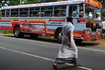தறிகெட்டு ஓடிய பேருந்தால் நால்வருக்கு நேர்ந்த கதி!
