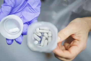 மனித மலத்திலுள்ள பாக்டீரியாவிலிருந்து மருந்து: சுவிஸ் ஆய்வாளர்களின் கண்டுபிடிப்பு