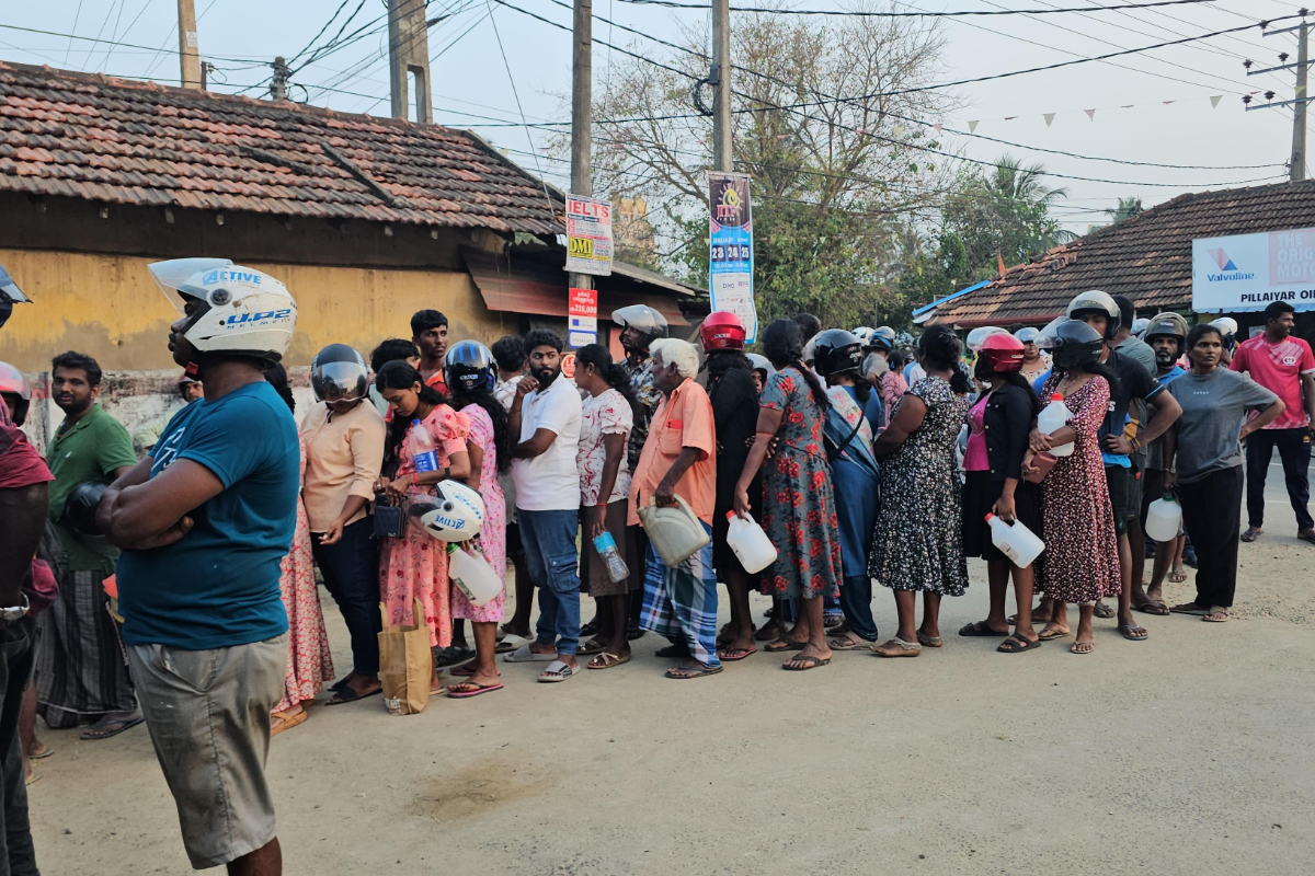யாழ். மாவட்டத்திற்கு தேவையான பெற்றோல் கையிருப்பு தொடர்பில் அரசாங்க அதிபரின் அறிவிப்பு | Jaffna District Has The Necessary Petrol In Stock