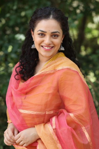 இந்த புகைப்படத்தில் இருக்கும் சிறுமி யார் என தெரிகிறதா? தென்னிந்திய சினிமாவில் முன்னணி நடிகை | Actress Nithya Menon Childhood Photo