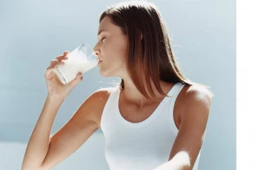 இரவு தூங்குவதற்கு முன்னர் பால் குடிப்பது ஆபத்தை விளைவிக்குமா?